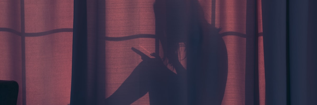 窓辺の女性