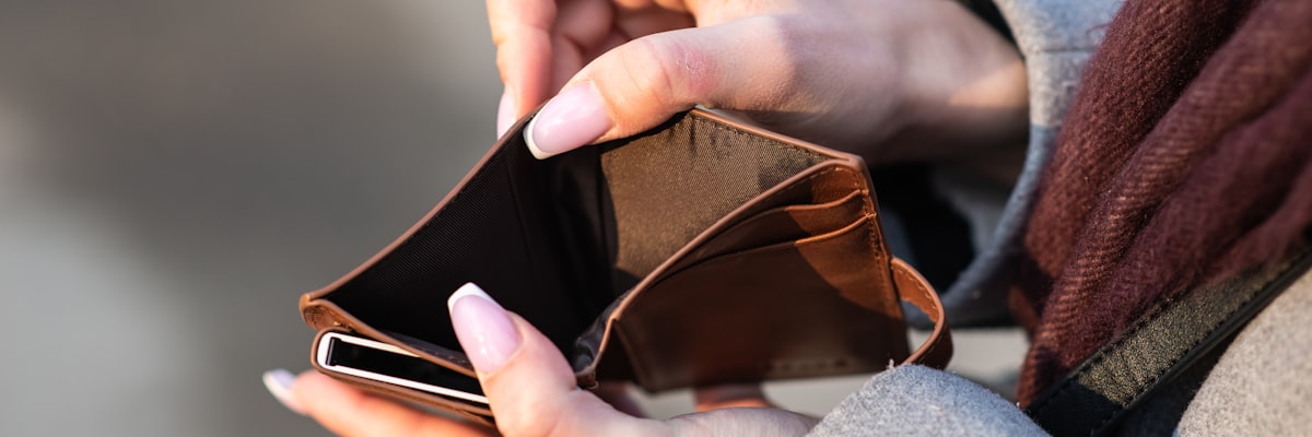 お金を確認する女性の手元
