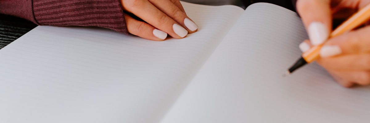 書類を整理する女性の手元