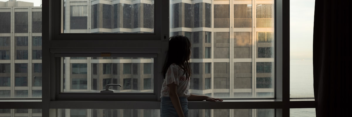 窓辺に立つ女性