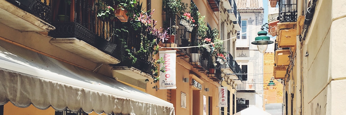スペインの屋外テラスと建物