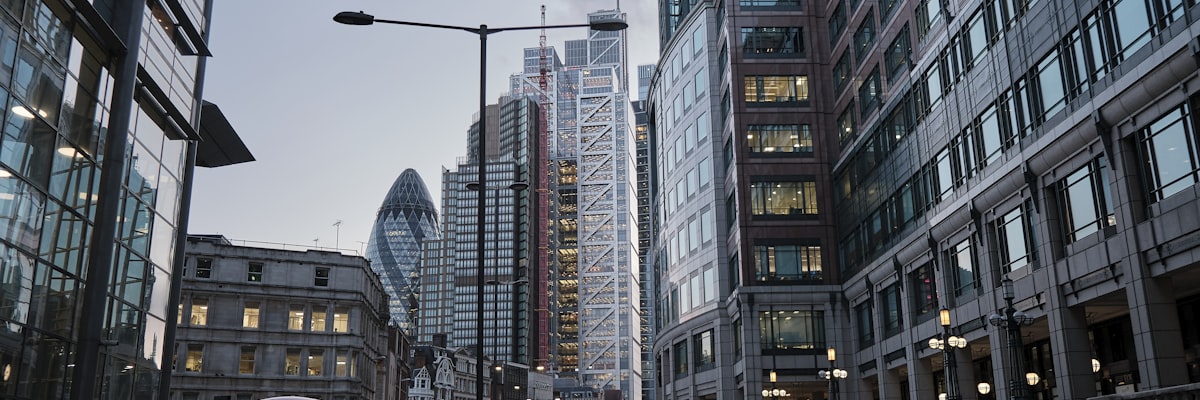 ロンドンのビジネス街と建物のファサード