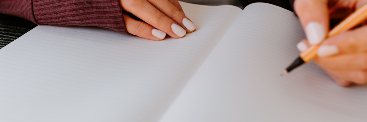 書類を確認する女性の手元
