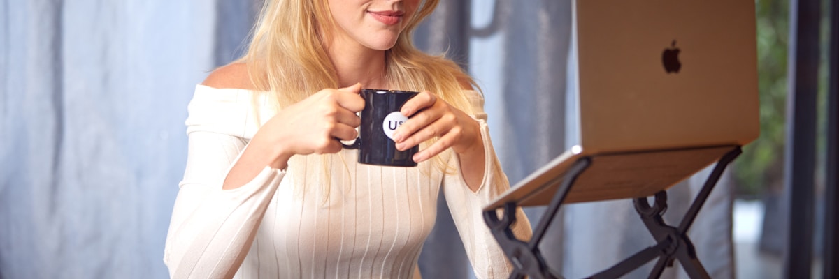 カフェでリモートワークする女性