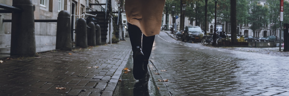 ヨーロッパの街路を歩く女性の後ろ姿