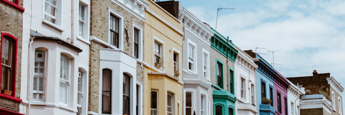 ロンドンの住宅街とカラフルなタウンハウス