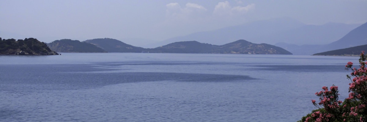地中海沿岸の丘と海