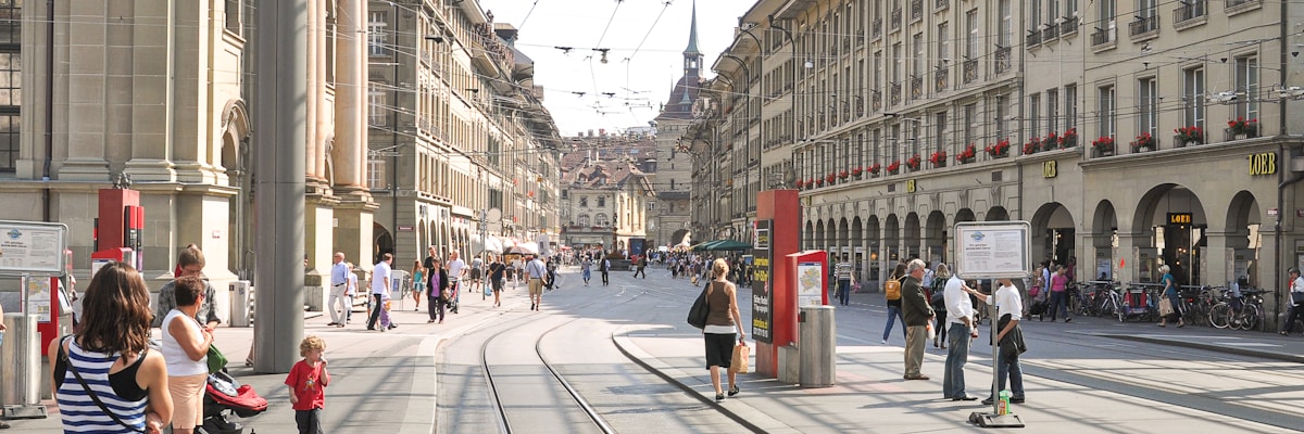 スイスの旧市街とトラムが走る街並み