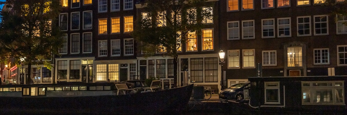 オランダの夕暮れと運河の静かな景色
