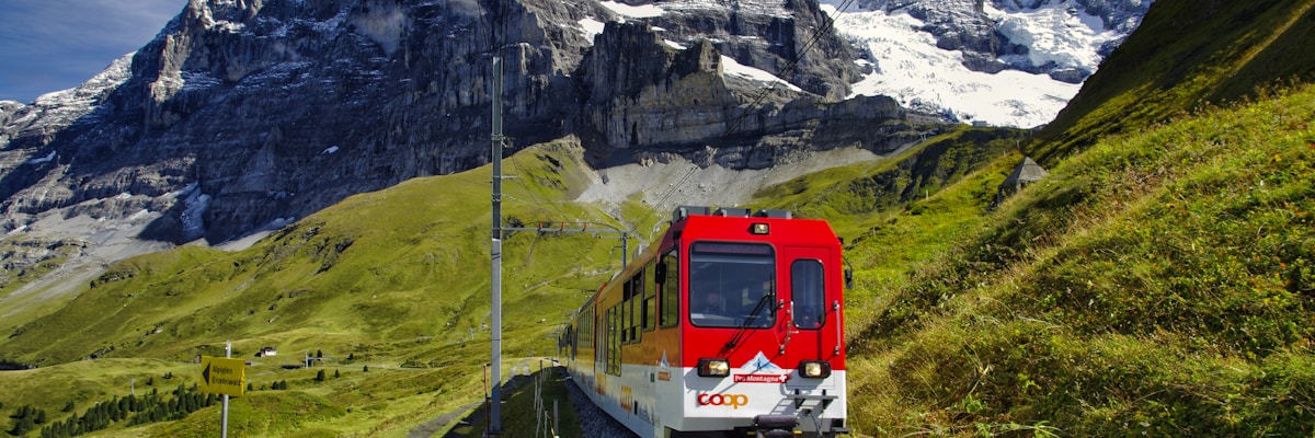 スイスの山岳風景と赤い電車