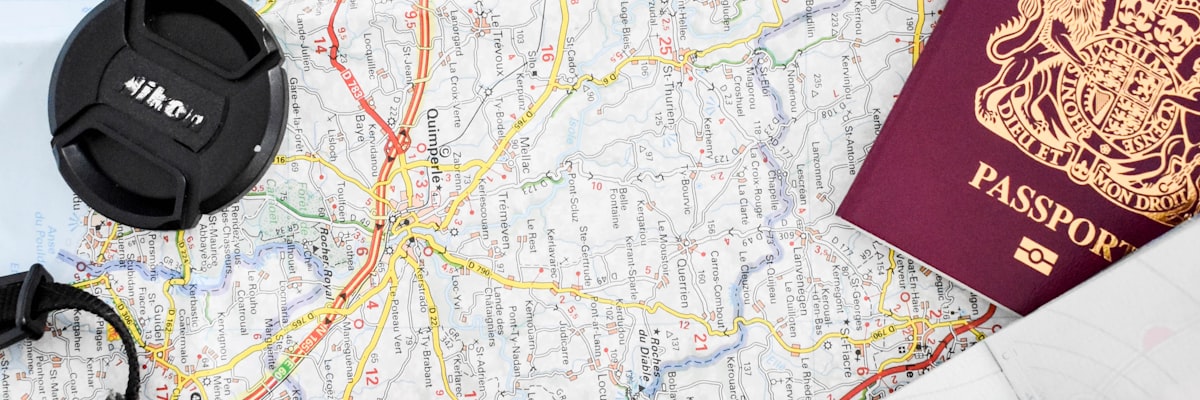パスポートと地図を広げたテーブル
