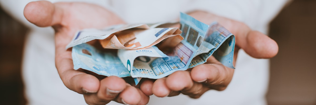 ユーロ紙幣を手にして送金コストを試算するイメージ