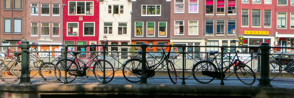 オランダの運河沿いの街並みと自転車