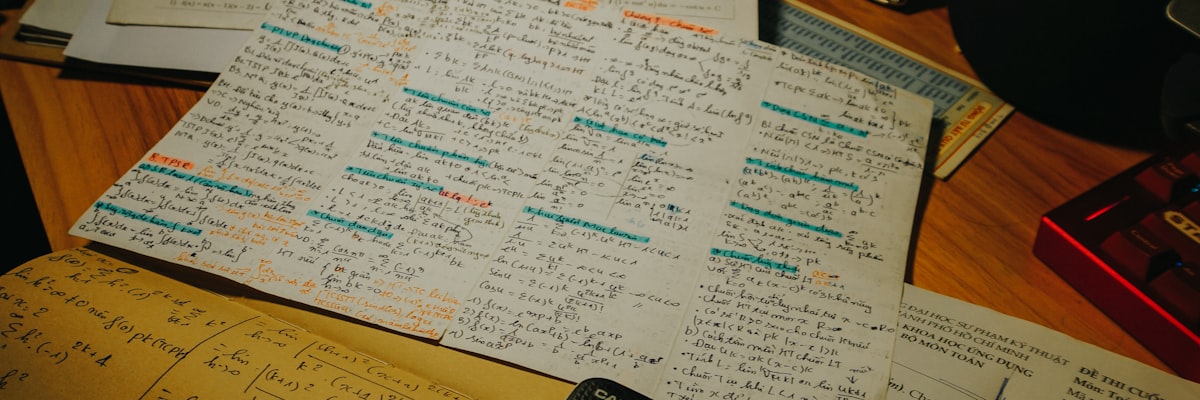 ノートとペンで学費を整理する様子