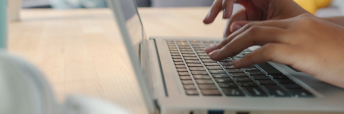 オフィスのデスクで書類を確認する手元