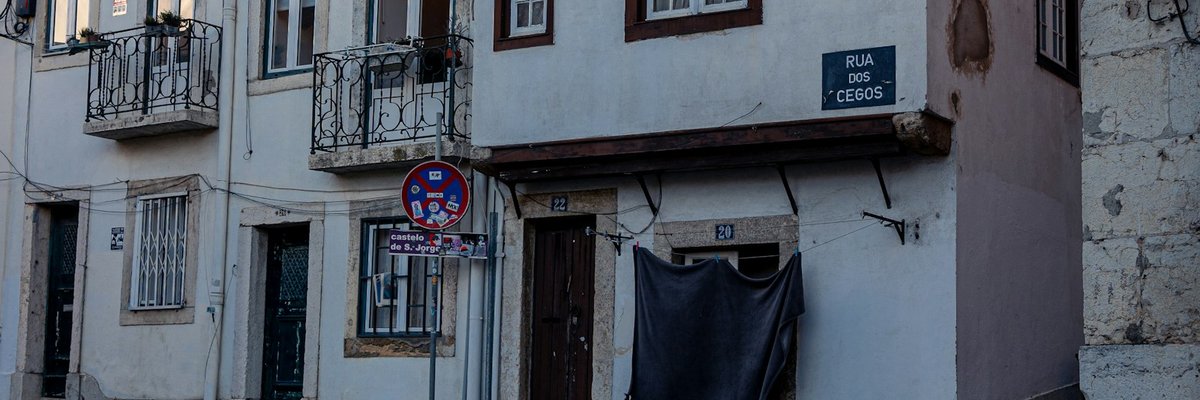 ヨーロッパの石畳の路地と建物のファサード