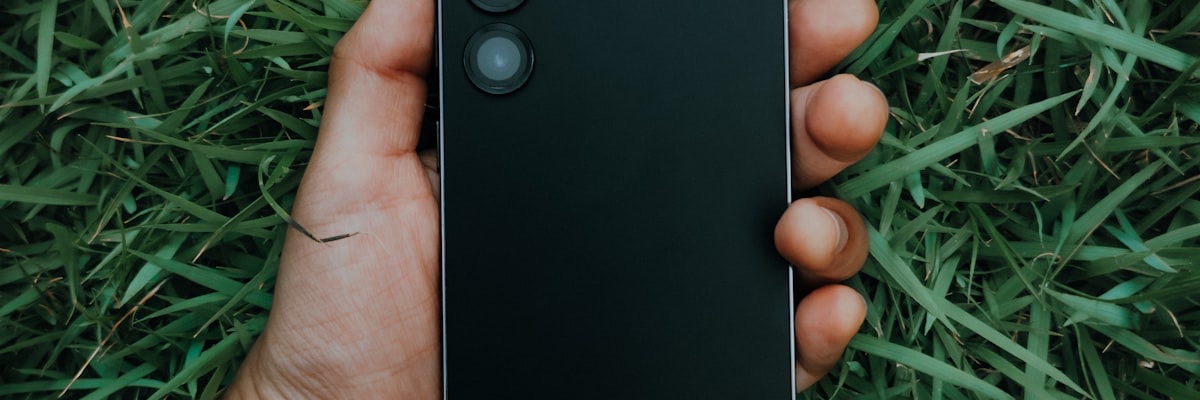スマートフォンでメッセージを確認する手元