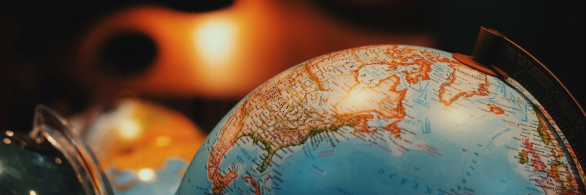 世界地図と地球儀
