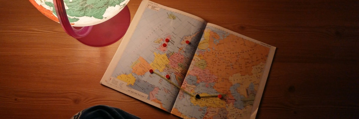 世界地図と書類を前に移住計画を立てる様子