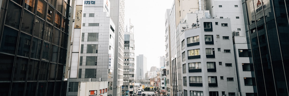 東京のモダンなオフィス街の街並み