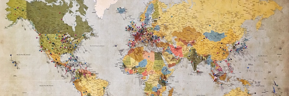 世界地図と旅のルート