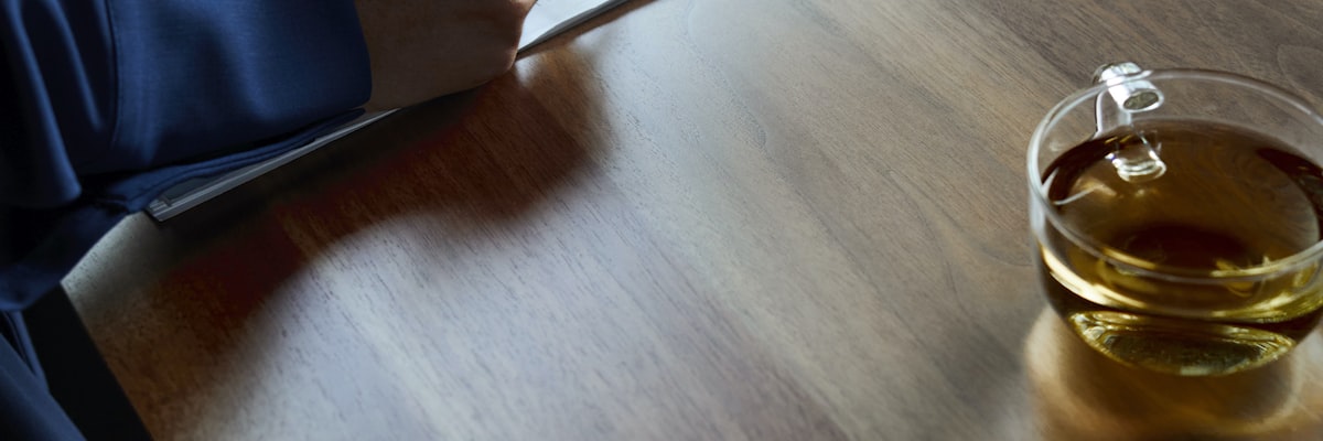 書類を確認しながら手続きをする手元