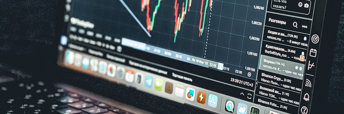 株価チャートを表示したパソコン画面