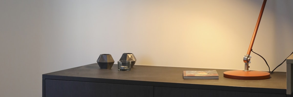 デスクランプが灯る落ち着いた作業空間