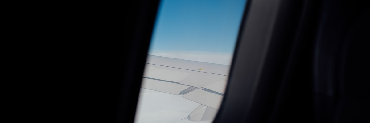 飛行機の窓から見える空と雲