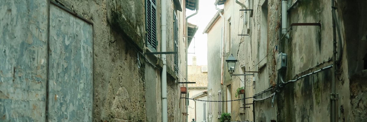 イタリアの石畳の路地と建物のファサード