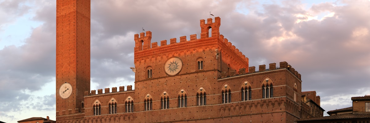 イタリアの広場と街角の建物