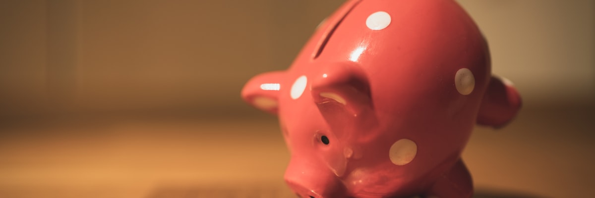 貯金箱と硬貨が並ぶテーブル