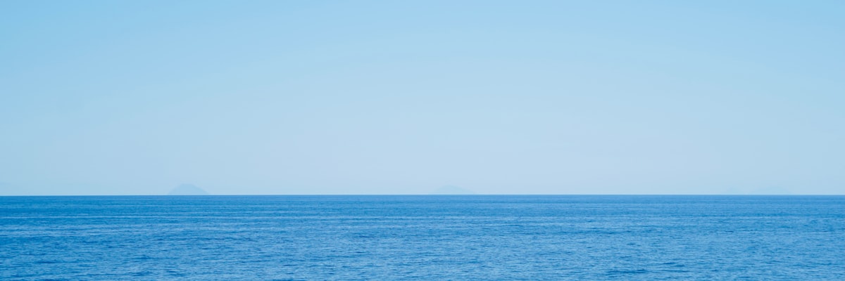 穏やかな朝の海と水平線の風景