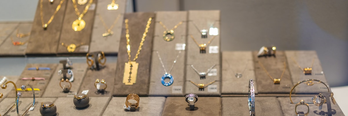 ジュエリーアクセサリーのフラットレイ
