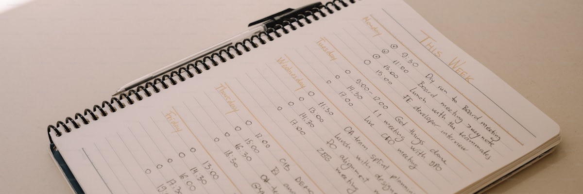計画を書き出すノートと手元