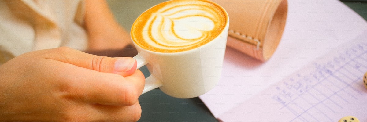 カフェで考えを整理する手元