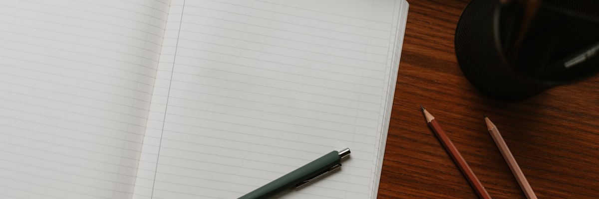 移住計画を立てる書類とノートのイメージ