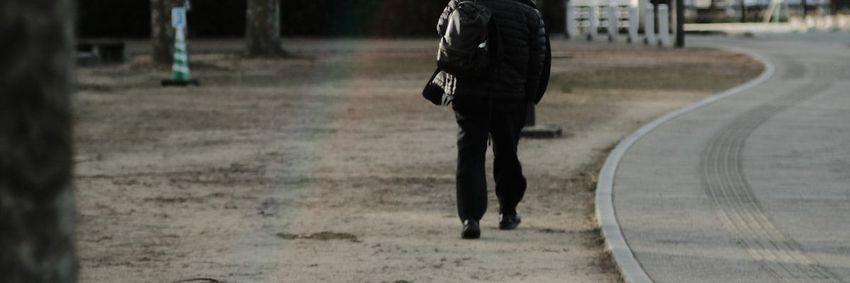 旅立つ若者の後ろ姿のイメージ