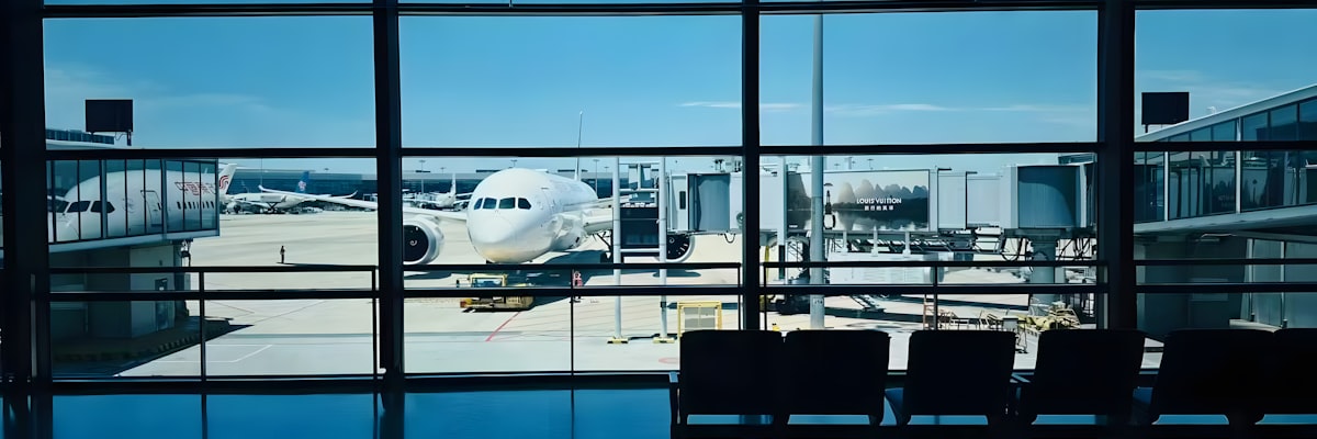 空港の出発ゲートから見える飛行機