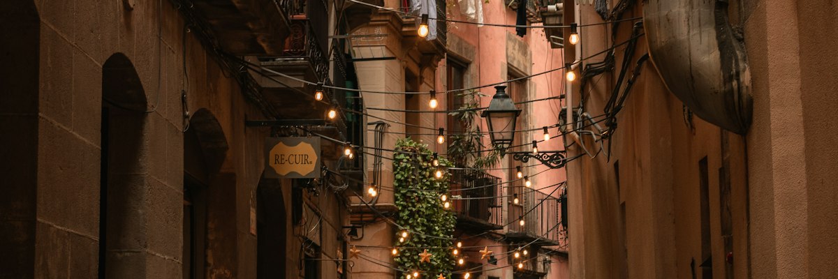 スペインの路地裏の街並み