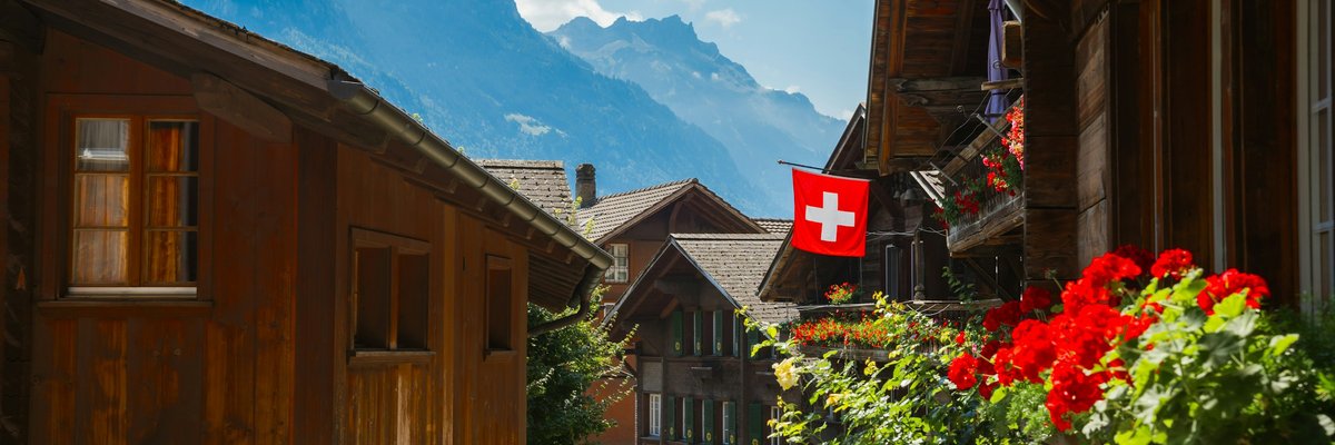 山に囲まれたスイスの村の通り
