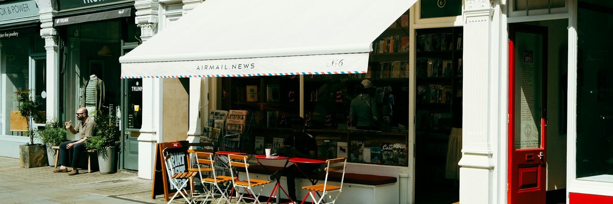 ロンドンの街角に並ぶ小さな店の店先
