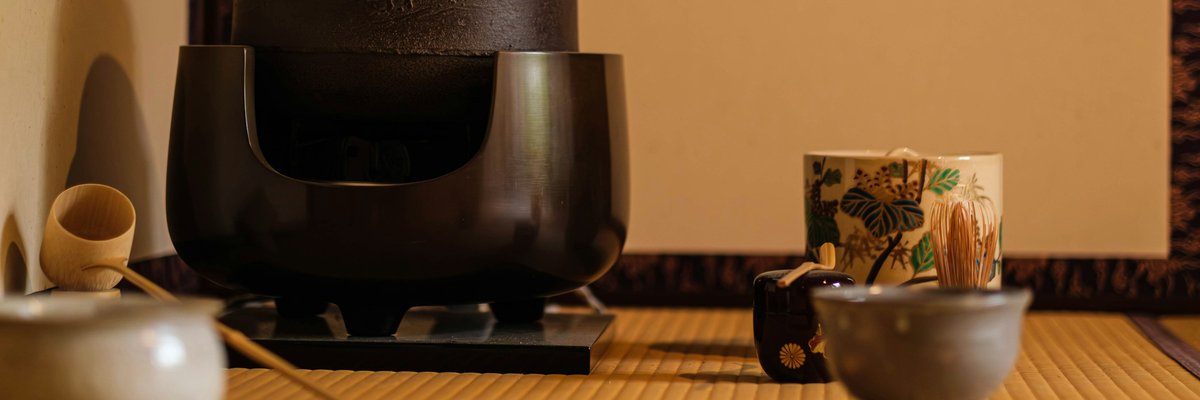 茶釜と茶碗が並ぶ茶室のしつらえ