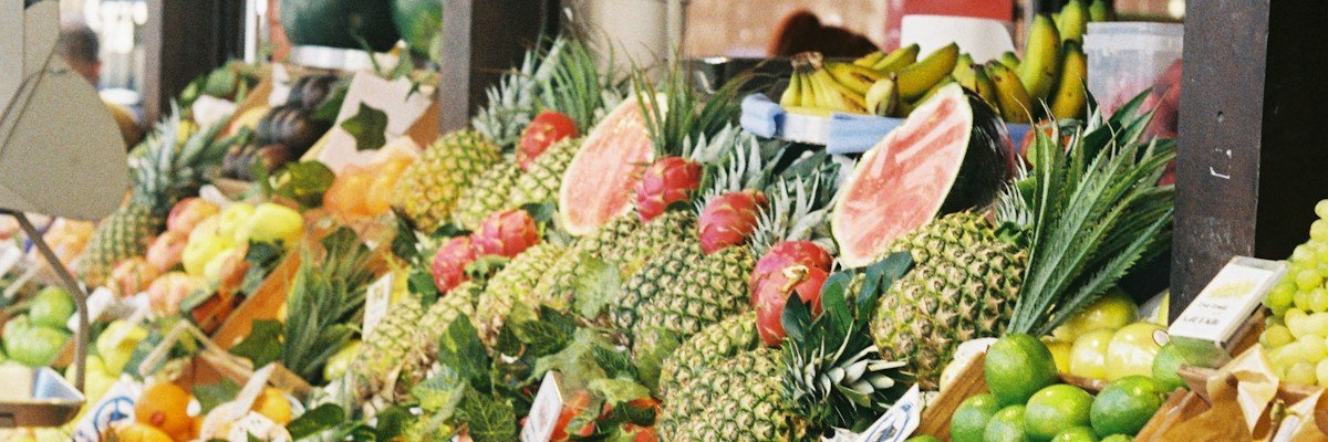 マドリードの市場に並ぶ果物と野菜