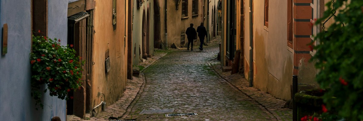 朝のヨーロッパの石畳の路地
