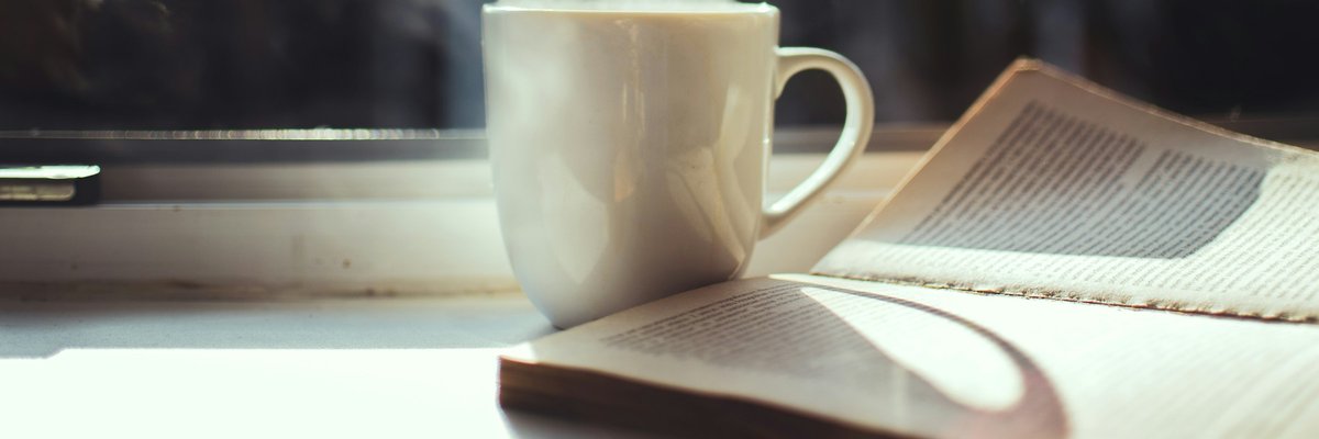 窓辺のコーヒーと開いた本