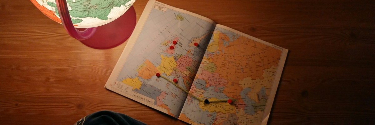 机の上に広げた地図と地球儀