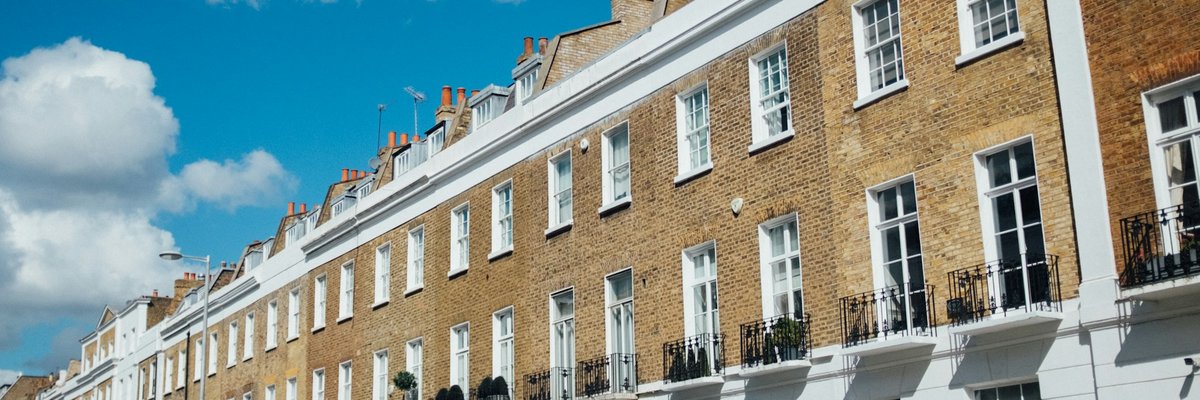 ロンドンの伝統的なテラスハウスの街並み