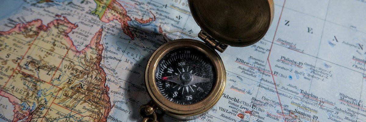 真鍮の方位磁石と世界地図