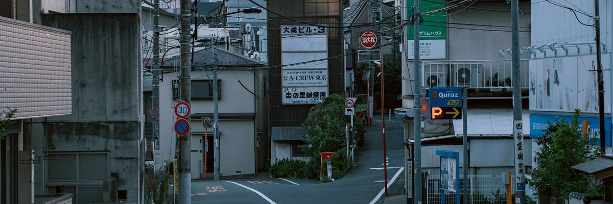 夕暮れの静かな日本の住宅街の通り